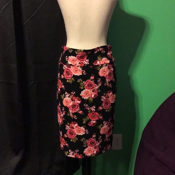 👏SOLD! Lularoe vintage rose Cassie pencil skirt - Picture 4 of 4